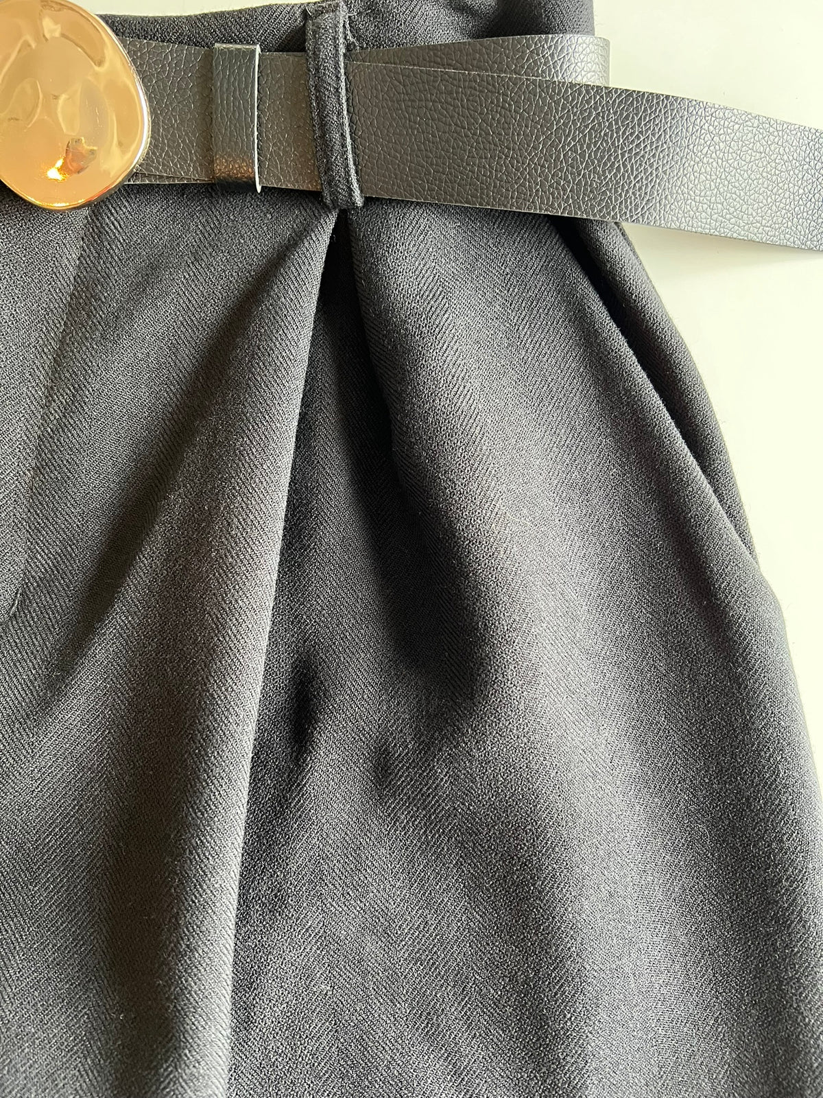 Black belted cropped pants - waist detail