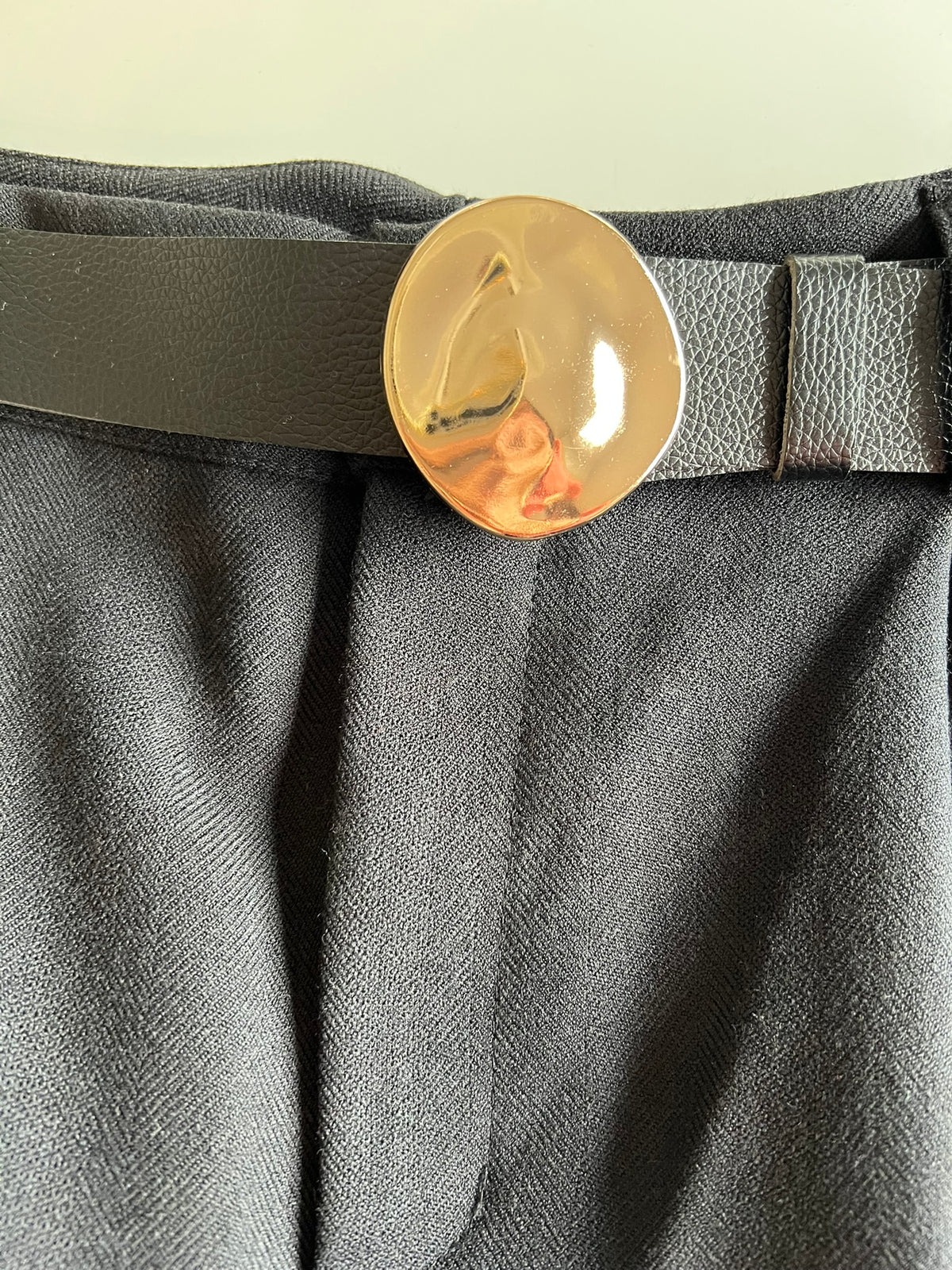 Black belted cropped pants - buckle detail