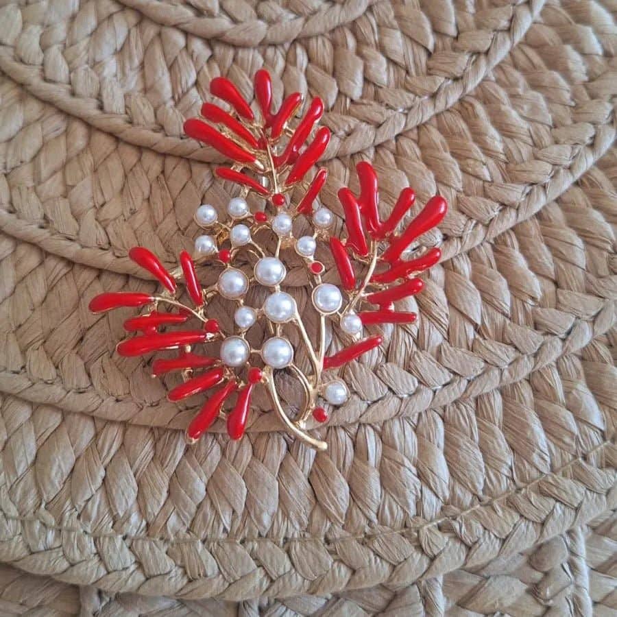 OE! - Playa Coral straw clutch with removable brooch - La Rella