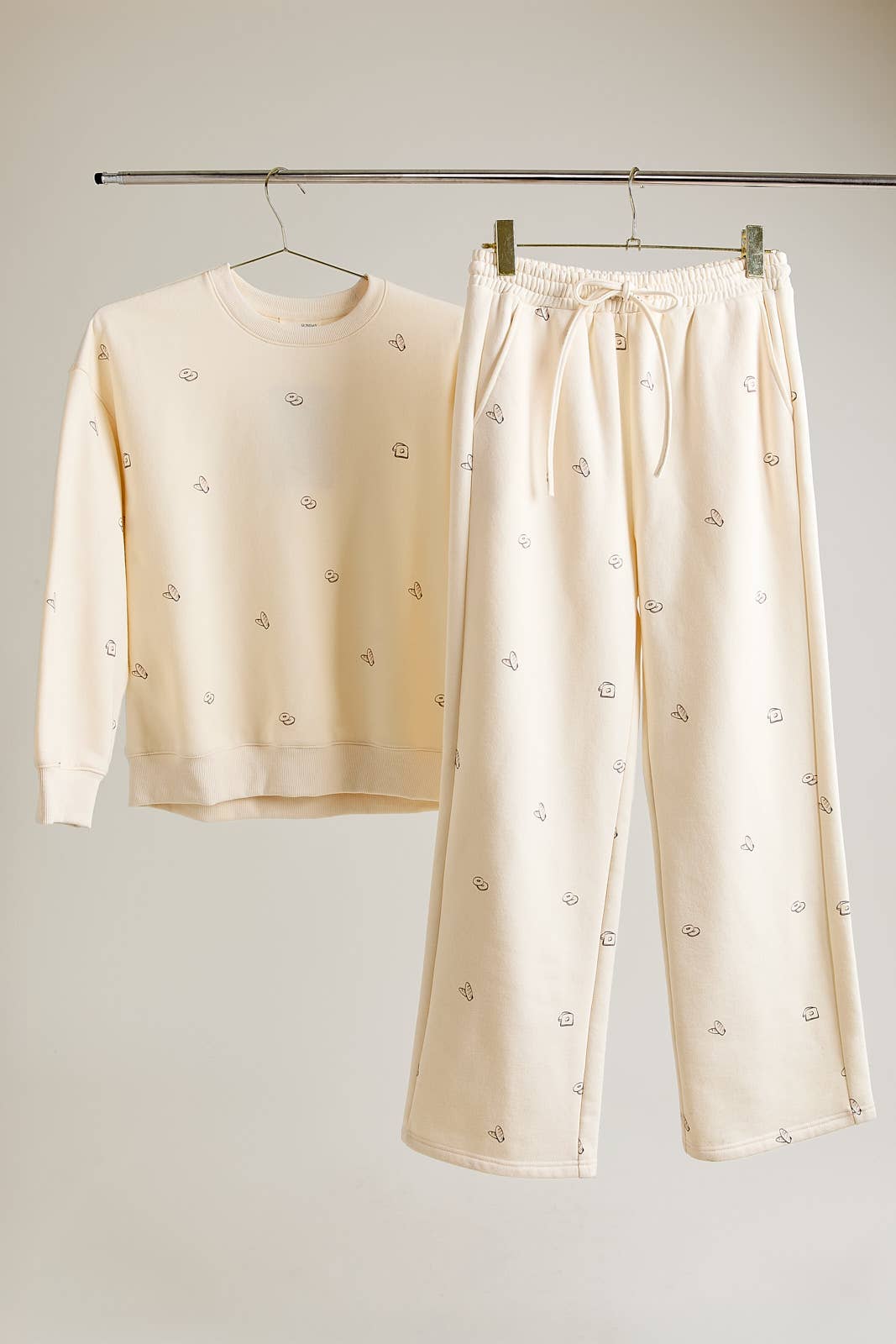 Sunday Edition by LE LIS - 'BAKERY' GRAPHIC SWEATSHIRT AND SWEATPANTS - LaRella